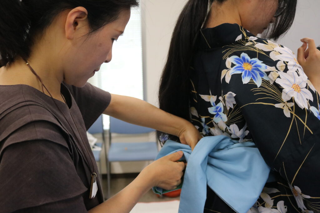 『ゆかたの着付けと花笠踊りの体験』開催報告