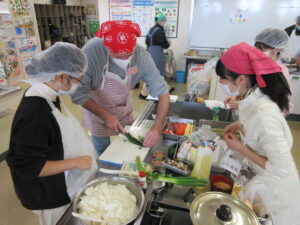 「日本のおもてなし料理『巻き寿司・天ぷら・吸い物・味噌汁』の体験」レポート